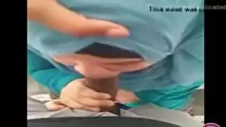 محجبة تمص زبي بكل حرارة و انا امسك راسها و اشتعل حتى اخرجت شهوتي في شفتيها