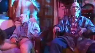 عجوز زبه كبير ينيك فتاة بمحنة الشباب و يولع كسها عجوز زبه كبير ينيك فتاة بمحنة الشباب و يولع كسها