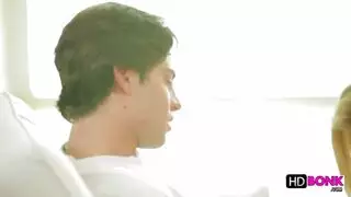 فتاة شقراء شابة تحصل على قطعة من رجلها قرنية الديك فتاة شقراء شابة تحصل على قطعة من رجلها قرنية الديك