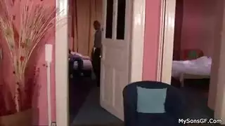 فاتنة ضئيلة في اللباس المطبوع الحيوان، ميلا ميلان يبتمره من الخلف، من الأريكة فاتنة ضئيلة في اللباس المطبوع الحيوان، ميلا ميلان يبتمره من الخلف، من الأريكة