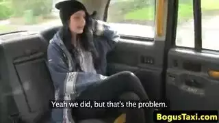 رجل عجوز مقرن مع ديك كبيرة يمارس الجنس مع فتاة شقراء جديدة ، بدلاً من دفع ثمن الحافلة