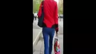 المرأة ذات الشعر المجعد تتعرض للعصابات ، لأن حبيبها قد استأجر شابًا أصغر سناً للقيام بذلك من أجلها المرأة ذات الشعر المجعد تتعرض للعصابات ، لأن حبيبها قد استأجر شابًا أصغر سناً للقيام بذلك من أجلها