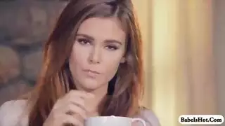 نموذج الملابس الداخلية المذهلة ، سني ليون ترتدي الملابس الداخلية المثيرة أثناء ممارسة الجنس الشرجي في غرفة نومها.