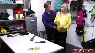 الضابط جيسون مايكلز تحميل نائب الرئيس إلى سرقة الصيف الثعلبة تم القبض على الكاميرات الأمنية في الصيف ، لذلك الذهاب إلى ديك الضابط بينما تمتص ، تبدأ في الخروج منها ، والانتقال إلى اللعنة الشديدة