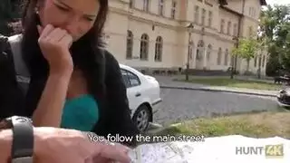 فاتنة جذابة عارية تمامًا ، تجلس على المكتب بينما يقوم أحد الجيران بتصوير فيديو لها فاتنة جذابة عارية تمامًا ، تجلس على المكتب بينما يقوم أحد الجيران بتصوير فيديو لها