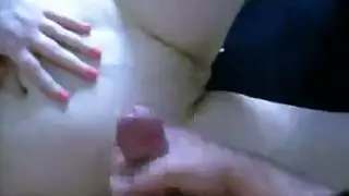 تحب الفتاة الجميلة ممارسة اليوجا ، لكنها تحب أيضًا ممارسة الجنس بشكل عرضي مع مدرب اليوغا