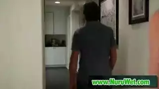 هبوط آفي الحب والبروك في الأرض وبدأ في صنع الحب أثناء وجوده في غرفة النوم.