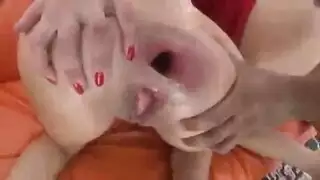 عندما لا تستطيع فتاة سيئة أن تعيق نفسها من الغش على صديقها، فستبدأ في شد الرجال الآخرين.