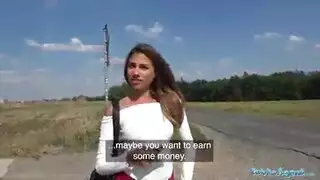 امرأة سمراء المشعة مع الثدي الكبيرة هي سخيف لها قطعة كبيرة وسيم خلال عمل الجنس البري