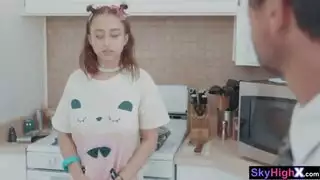 المراهقون القرنية الذين لن يذهبوا إلى المدرسة للتحقق من جودة المدرسة يمارسون الجنس