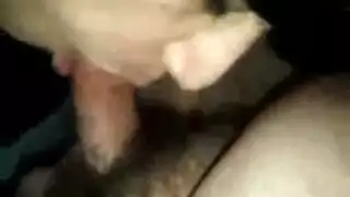 فتاة عربية ممحونة تذهب إلى مديرها المنزل وتمص زبه وتتناك في خرم طيزها