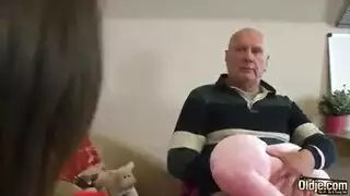 يتناوب رجل أصلع ثري وجبهة مورو سوداء على ممارسة الجنس مع امرأة ذات شعر داكن من المنزل المجاور يتناوب رجل أصلع ثري وجبهة مورو سوداء على ممارسة الجنس مع امرأة ذات شعر داكن من المنزل المجاور
