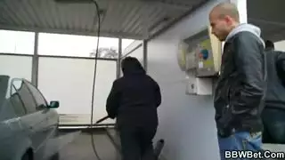 يرفعها ، ثم يضع قضيبه داخل مؤخرتها المثيرة بينما ينظف كلاهما في الحمام يرفعها ، ثم يضع قضيبه داخل مؤخرتها المثيرة بينما ينظف كلاهما في الحمام