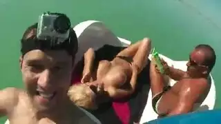 اثنين من اللاعبين يمارس الجنس مع شقراء الذي يريد أن يكون مارس الجنس على دراجة مائية اثنين من اللاعبين يمارس الجنس مع شقراء الذي يريد أن يكون مارس الجنس على دراجة مائية