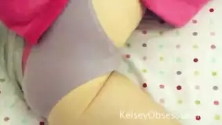 يشتهي كس اخته و طيزها و هي نائمة و يحلب زبه عليها بشهوة قوية