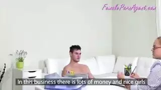 وكيل إباحي قديم يمارس الجنس مع ابن ربيب مقرن من حيه ، بينما والدته خارج المدينة وكيل إباحي قديم يمارس الجنس مع ابن ربيب مقرن من حيه ، بينما والدته خارج المدينة