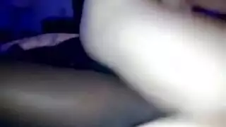 الرجل الأسود بعصا اللحم أخذ للتو لعقًا من امرأة سمراء شابة ساخنة على مكتب المكتب