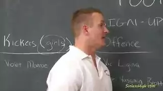 زاحف أحمر الشعر فاتنة تستخدم مصاصة ليمارس الجنس معها ضيق جبهة مورو الهرة