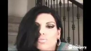 امرأة سمراء مفلس و فاتنة لطيف من حيها تحرز بحماس الحب على الأريكة الجلدية . امرأة سمراء مفلس و فاتنة لطيف من حيها تحرز بحماس الحب على الأريكة الجلدية .