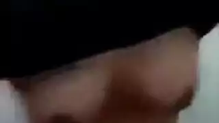 محجبة عربية ممحونة تلعب في بزازها المدورة و كسها المنتوف و تضرب سبعة و نص