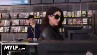 عندما دخلت سارة ، جبهة مورو لأحلام نيك متجره ، لم يتمكن عشيقها من التحدث معها عندما دخلت سارة ، جبهة مورو لأحلام نيك متجره ، لم يتمكن عشيقها من التحدث معها