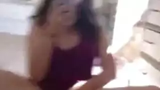 فتاة أجنبية في الثانوية تعري كسها و تلعب فيه وتشهد حبيبها يفرك زبره عالويب كام وتهيج