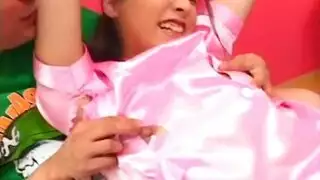 يمارس الجنس مع المراهق الياباني من الخلف ويصرخ من المتعة بينما يعاني من هزات الجماع