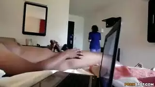 الشغالة تدخل على ابن صاحب المنزل و هو يستمني فيأمرها ان تمص له زبه الشغالة تدخل على ابن صاحب المنزل و هو يستمني فيأمرها ان تمص له زبه