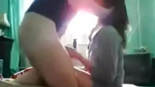 دعت مراهقة روسية خجولة صديقها المفضل إلى غرفة نومها ، حتى يمكنها أن تمتص قضيبه دعت مراهقة روسية خجولة صديقها المفضل إلى غرفة نومها ، حتى يمكنها أن تمتص قضيبه