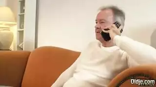 ملابس واحدة في جوارب جلدية، بعقب زيتية وجسم نحيف، لطيف أثناء الخلف، مع تلميذة الألمانية في الثلاثي ملابس واحدة في جوارب جلدية، بعقب زيتية وجسم نحيف، لطيف أثناء الخلف، مع تلميذة الألمانية في الثلاثي
