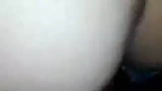 بعد الثلاثية عارضة في المرحاض العام، تحصل الفتيات على نائب الرئيس الطازج في جميع أنحاء وجوههم.