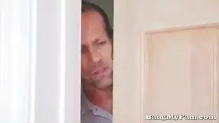 ابنة الخطوة المشاغب هي جعل الحب مع خطوة أبي قرنية، في غرفة المعيشة. ابنة الخطوة المشاغب هي جعل الحب مع خطوة أبي قرنية، في غرفة المعيشة.