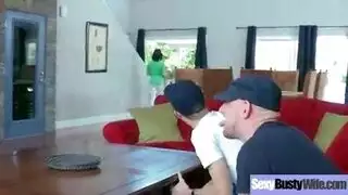 شاب يصور زوجة ابيه و هي تستمني بينما يدعك زبه على منظرها المثير المهيج