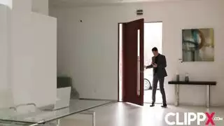 موكا مورا تمارس الحب دون أن تعرف أن أفضل صديقاتها كانت تسجلهم جميعًا