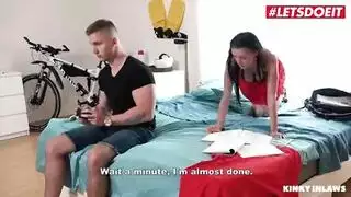 امرأة سمراء غريبة في الكعب العالي هي الركوع وتلعب بلطف مع الديك الخاص بها معلق بشكل جيد امرأة سمراء غريبة في الكعب العالي هي الركوع وتلعب بلطف مع الديك الخاص بها معلق بشكل جيد
