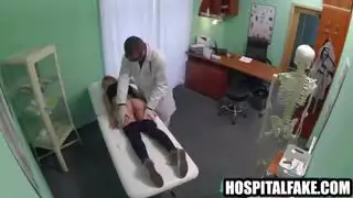يقوم طبيبها بإلقاء القبض على امرأة سمراء أثناء قيامها بحفر عميق لعصا اللحم ، مما يجعلها تنفخ حمولته في جميع أنحاء وجهها يقوم طبيبها بإلقاء القبض على امرأة سمراء أثناء قيامها بحفر عميق لعصا اللحم ، مما يجعلها تنفخ حمولته في جميع أنحاء وجهها