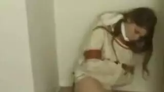 امرأة سمراء مكممة تحمل ساقيها عالياً ورفعت حتى يتمكن زوجها من اللعب مع بوسها امرأة سمراء مكممة تحمل ساقيها عالياً ورفعت حتى يتمكن زوجها من اللعب مع بوسها