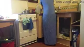 تتيح زوجة الأب العربية لزوجة ربيب قرنية الحصول على سرعان ما في المطبخ