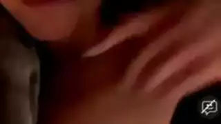 كتكوت صغير بشفتين صغيرتين يستمني في سريرها ، بينما صديقها الشبق على المكتب الآخر