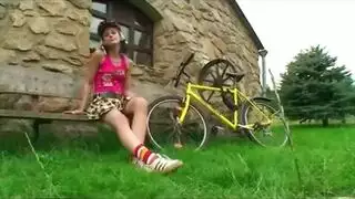 بنت مراهقه بتلعب في كسها في الجنينة