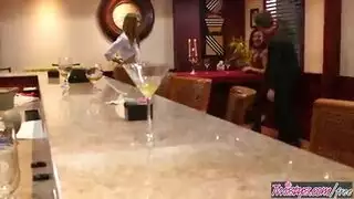 رجل يأخذ العشاء في مطعم مع صديقته، ولكن ممارسة الجنس مع الأحمق رجل يأخذ العشاء في مطعم مع صديقته، ولكن ممارسة الجنس مع الأحمق