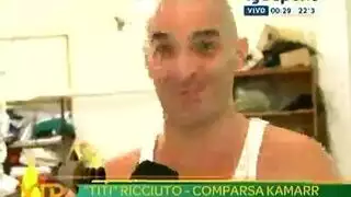 تستمتع إيفانا أثناء وجود الثلاثي الحسي مع أصدقائها، في حين أن صديقها في العمل تستمتع إيفانا أثناء وجود الثلاثي الحسي مع أصدقائها، في حين أن صديقها في العمل
