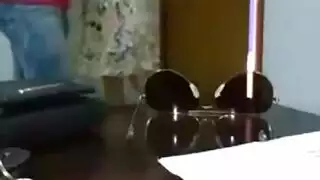 المدير ينيك الموظفة المصرية الشرموطة حتى تقذف الماء من كسها وهي تقوله مش قادرة