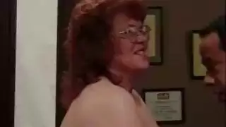 أحمر الشعر الناضج مع وشاح الرأس هل سيسأل كل من ربة المنزل هل تبقي أيديها نظيفة. أحمر الشعر الناضج مع وشاح الرأس هل سيسأل كل من ربة المنزل هل تبقي أيديها نظيفة.