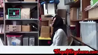عرب في سن المراهقة ، مصرف المتسوق المصور والحصول على نائب الرئيس الوجه عرب في سن المراهقة ، مصرف المتسوق المصور والحصول على نائب الرئيس الوجه