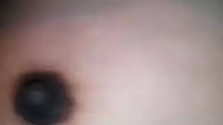 عاهرة جميلة تضغط برفق على صدرها ، بينما لا يوجد أي شخص آخر في المنزل لرؤيتها عاهرة جميلة تضغط برفق على صدرها ، بينما لا يوجد أي شخص آخر في المنزل لرؤيتها