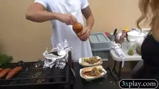 اجتمع اثنان من الأطفال الأبنوس حول الأريكة المظلمة ، ليكون لديهم علاقة مثلية مع رجل أسود