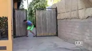 أم البزاز الكبيرة تتعرى تحت أشعة الشمس الحارقة وفحلها يلحس طيزها و ينيكها في بزازها