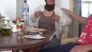 عائلة تركية متطرفة: تشتري ربيب قضبان قشرة كبيرة لممارسة الجنس مع كس الشعر عائلة تركية متطرفة: تشتري ربيب قضبان قشرة كبيرة لممارسة الجنس مع كس الشعر