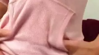 بروك لين سيدة لاتينا الساخنة التي تحب اللعب السوداء الكبيرة هو الحصول على مسمر من قبل سائق ليموزين مثلية لها